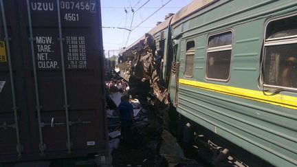 Le train de passagers accident&eacute;,&nbsp;apr&egrave;s sa collision avec un train de marchandises, le 20 mai 2014, &agrave; 80 km de Moscou (Russie).&nbsp; (REUTERS)