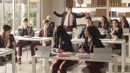 Dans la salle de classe de l'école pour élites Las Encinas dans laquelle atterrissent trois élèves boursiers. (MANUEL FERNANDEZ-VALDES/NETFLIX)