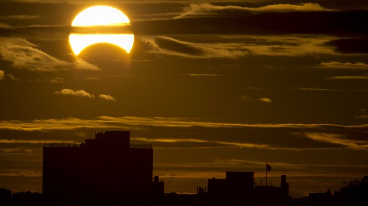 L'&eacute;clipse solaire partielle, au dessus du quartier du Queens, &agrave; New York (Etats-Unis), le 3 novembre 2013. (STAN HONDA / AFP)