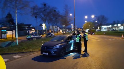 Une patrouille de gendarmerie dans le secteur de Palaiseau, le 26 mars 2020. (JÉRÔME JADOT / RADIO FRANCE)