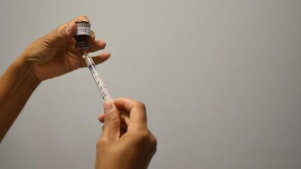 Un patient sur le point d'être vacciné contre la fièvre jaune, à Rio de Janeiro (Brésil), le 27 mars 2017. (FABIO TEIXEIRA / AFP)