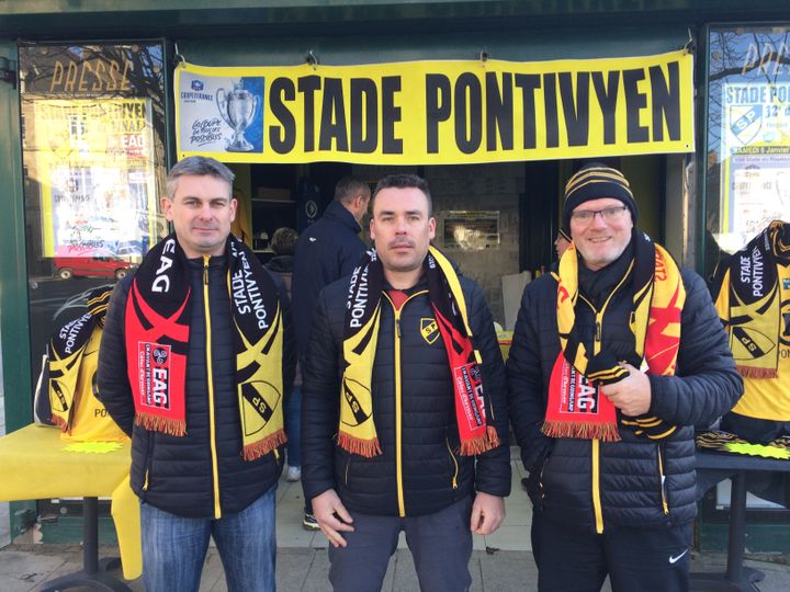 Le président du club du Stade Pontivyen Mickaël Le Sauce, le coach de l'équipe Philippe Le Brun, et un bénévole du club. (PAULINE PENNANEC'H / FRANCE-BLEU BREIZH IZEL)