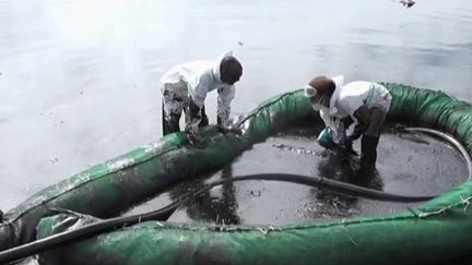 À l’île Maurice, les habitants affluent par millier sur les plages pour tenter d’enrayer une marée noire. Les opérations de pompage se poursuivent pour pomper l’un des plus beaux récifs coralliens au monde. La France a envoyé 20 tonnes de matériel et une dizaine d’experts. (France 3)