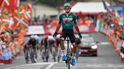 Urko Berrade Fernandez célèbre sa victoire sur la 18e étape de la Vuelta, au Pays basque, le 5 septembre 2024. (ANDER GILLENEA / AFP)