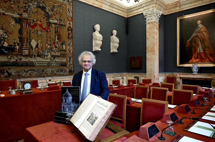 Amin Maalouf, secrétaire perpétuel de l'Académie française, devant la première et la dernière édition du dictionnaire. (STEPHANE GEUFROI / MAXPPP / OUEST FRANCE)