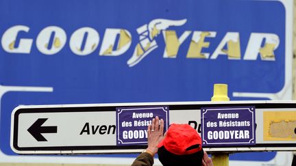 Un salari&eacute; de l'usine Goodyear d'Amiens-Nord (Somme) change le nom d'une avenue d'Amiens en "Avenue des r&eacute;sistants Goodyear", le 26 f&eacute;vrier 2013. (PHILIPPE HUGUEN / AFP)