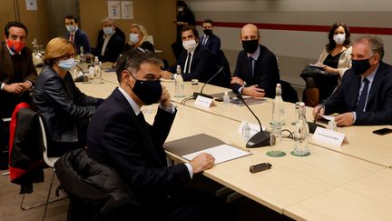 Les chefs de partis politiques assistent à une réunion de consultations présidée par Jean Castex, le 27 octobre 2020. (LUDOVIC MARIN / POOL / AFP POOL)