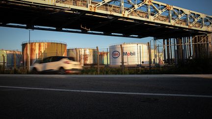 La raffinerie Esso-ExxonMobil de Port-Jérôme, près du Havre (Seine-Maritime), le 11 octobre 2022. (LOU BENOIST / AFP)