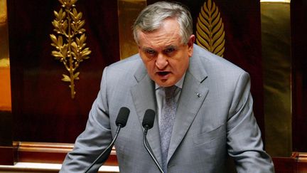 Le Premier ministre Jean-Pierre Raffarin prononce son discours de politique g&eacute;n&eacute;rale, le 5 avril 2004, &agrave; l'Assembl&eacute;e nationale. (JACK GUEZ / AFP)