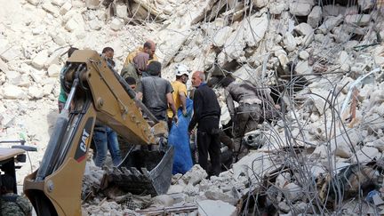 A l'aide d'un bulldozer, les secours tentent de retrouver d'éventuels survivants dans les débris de l'hôpital, le 28 avril 2016. (IBRAHIM EBU LEYS / ANADOLU AGENCY)