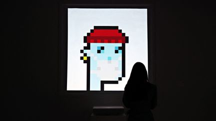 L'image d'un personnage numérique pixellisé au visage bleu, frappée du certificat d'authenticité "NFT", a été vendue 11,7 millions de dollars à New York chez Sotheby's, juin 2021 (CINDY ORD / GETTY IMAGES NORTH AMERICA)