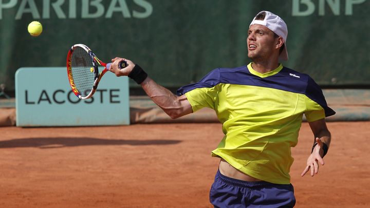 Paul-Henri Mathieu, qualifi&eacute; pour le second tour de Roland-Garros 2012 apr&egrave;s sa victoire sur l'Allemand Phau, le 28 mai 2012.&nbsp; (PATRICK KOVARIK / AFP)