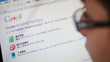 Un internaute chinois se connecte au service de messagerie Gmail, le 21 mars 2011, &agrave; Shanghai (Chine). (ZHOU JUNXIANG / IMAGINECHINA / AFP)