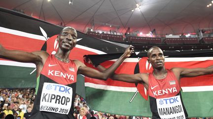 Les K&eacute;nyans Asbel Kiprop et Elijah Motonei Manangoi c&eacute;l&egrave;brent leurs m&eacute;dails d'or et d'argent lors du 1500 m&egrave;tres aux Mondiaux de P&eacute;kin (Chine), le 30 ao&ucirc;t 2015. (FRANCK FIFE / AFP)