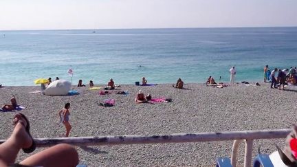 Le soleil continue de chauffer l’Hexagone, et d’attirer les touristes, malgré l’arrivée de l’automne. Reportage à Nice, dans les Alpes-Maritimes. (France 2)