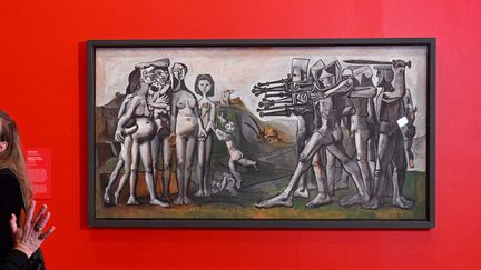 Le tableau "Massacre en Corée" de Pablo Picasso, exposé&nbsp;à la&nbsp;National Gallery of Victoria de Melbourne, 9 juin 2022 (WILLIAM WEST / AFP)