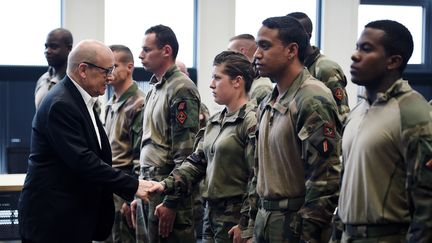 &nbsp; (Le ministre de la Défense Jean-Yves Le Drian salue des soldats de l'opération Sentinelle en mission durant le festival Interceltique de Lorient, maintenu avec un dispositif de sécurité renforcé © AFP / Jean-Sebastien Evrard)