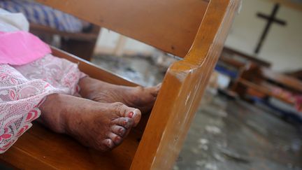 Des corps des premi&egrave;res victimes ont &eacute;t&eacute; allong&eacute;s sur les bancs d'une chapelle proche de l'a&eacute;roport de Tacloban. (NOEL CELIS / AFP)