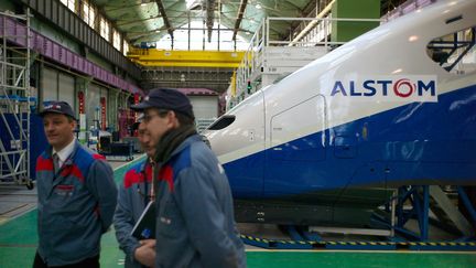 Des employ&eacute;s du groupe Alstom travaillent &agrave; l'usine de Belfort, le 22 mars 2013. (SEBASTIEN BOZON / AFP)