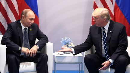 Vladimir Poutine et Donald Trump, le 7 juillet 2017 lors d'un sommet du G20 à Hambourg (Allemagne). (SAUL LOEB / AFP)