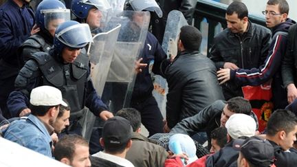 La police bloque les manifestants, à Alger, le 26/02/2011 (AFP/FAROUK BATICHE)