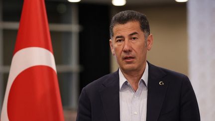 Sinan Ogan, arrivé en troisième position de l'élection présidentielle turque, le 14 mai 2023 à Ankara. (HAKAN NURAL / ANADOLU AGENCY / AFP)