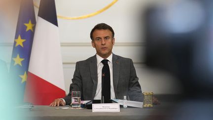 En ouverture du conseil des ministres à 11 heures vendredi matin, Emmanuel Macron a donné des directives au gouvernement remanié, les exhortant d'être "exemplaires" et d'agir toujours "avec la plus grande dignité".