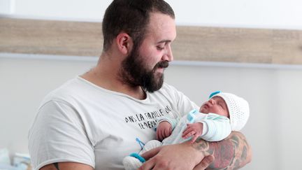 Un père et son nouveau né à Mulhouse (Haut-Rhin). Photo d'illustration. (DAREK SZUSTER / MAXPPP)