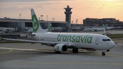 Un Boeing 737-800 de Transavia roule sur le tarmac avant de décoller à l'aéroport de Paris-Orly, le 26 juin 2020. (ERIC PIERMONT / AFP)