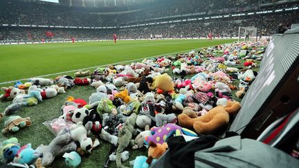 Des supporters de l'équipe de football turc Besiktas ont lancé des peluches sur la pelouse en hommage aux enfants victimes du tremblement de terre du 6 février dernier en Turquie, lors du match de la Super League turque contre Antalyaspor, à Istanbul, le 26 février 2023. (DHA / AFP)