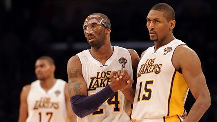 Kobe Bryant et Metta World Peace des Los Angeles Lakers (HARRY HOW / GETTY IMAGES NORTH AMERICA)