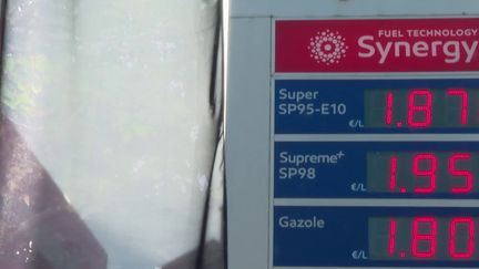 La guerre en Ukraine pourrait faire grimper encore plus les prix de l'énergie, qui flambent déjà.&nbsp;En France, le litre de gazole dépasse 1,74&nbsp;euro, et celui de&nbsp;SP&nbsp;95 est quasiment à 1,80&nbsp;euro.&nbsp;Il s'agit d'une moyenne établie la semaine dernière, qui ne tient pas compte de la hausse provoquée par l'attaque de l'Ukraine.&nbsp;Aujourd'hui, le cours du baril de pétrole dépasse les 100 dollars. (FRANCE 2)