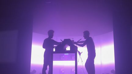 Jonathan et Guillaume Alric, alias The Blaze, connus pour leurs clips cinématographiques et leur électro libre, aussi rêveuse qu'intrigante, entamaient samedi soir la nuit électronique du Pichfork festival. Ils étaient attendus : le public débordait pour leur set live.
 (Gilles Scarella / FTV)