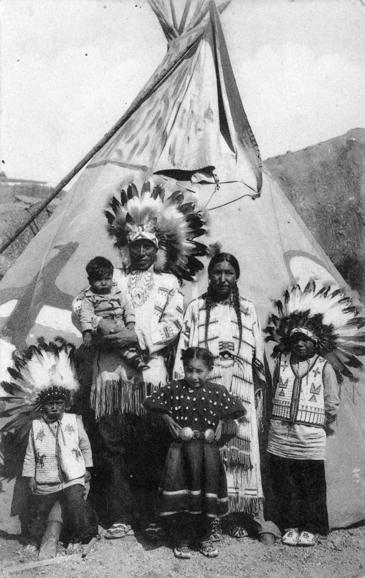 La famille Littlemoon au village indien de Bruxelles en 1935 De gauche à droite : Francis, Wilson, Joe, Pauline Rosa, et Al Littlemoon (Collection François Chladiuk)