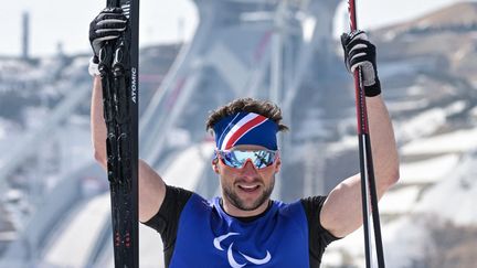 Benjamin Daviet célèbre son titre en ski de fond, dans l'épreuve du sprint, lors des Jeux paralympiques de Pékin, mercredi 9 mars 2022. (MOHD RASFAN / AFP)