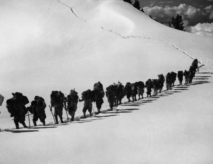 Une expédition d'alpinistes allemands sur le Nanga Parbat, en 1934. (HULTON DEUTSCH / CORBIS HISTORICAL / GETTY IMAGES)