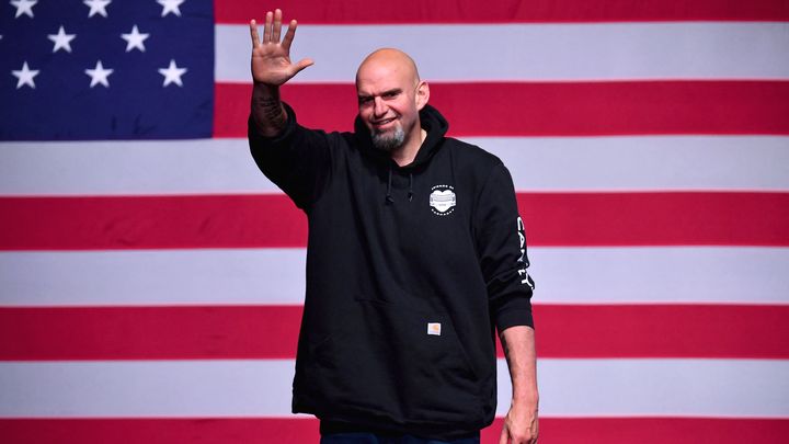 Le sénateur démocrate de Pennsylvanie John Fetterman célèbre sa victoire à Pittsburgh (Etats-Unis), le 8 novembre 2022. (ANGELA WEISS / AFP)