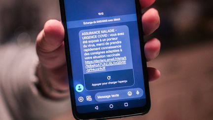 Un message de l'Assurance maladie informant d'une potentielle exposition au virus, avec un lien renvoyant vers les règles à respecter. (ADRIEN FILLON / HANS LUCAS / AFP)