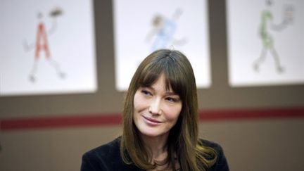 Carla Bruni à la rencontre d'enfants au Salon du Livre de Paris (18 mars 2011) (AFP/LIONEL BONAVENTURE)