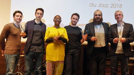 De gauche à droite, en plein dans le champ du projecteur des Victoires : Bastien Ballaz et Fred Nardin (du Amazing Keystone Big Band), Cécile McLorin Salvant, David Enhco (à la fois primé en solo et en tant que membre du Keystone Big Band), Raphaël Imbert, Laurent de Wilde, parmi les lauréats des Victoires 2018, le 26 octobre 2018 à Neuilly-sur-Seine, au siège de la Sacem
 (Annie Yanbékian / Culturebox)