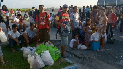 Des r&eacute;fugi&eacute;s venus de la ville de Tacloban, ravag&eacute;e par le typhon, &agrave; Manille (Philippines), le 12 novembre 2013. (JAY DIRECTO / AFP)