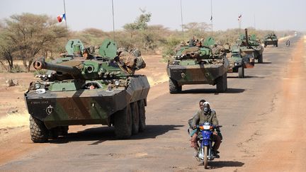 Un convoi militaire fran&ccedil;ais circule dans la r&eacute;gion de Gao (Mali), le 7 f&eacute;vrier 2013. (PASCAL GUYOT / AFP)