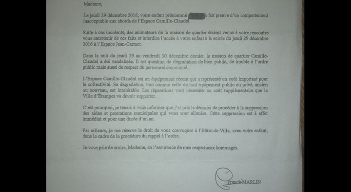 Courrier de notification de suppression d'aides municipales à Etampes (Essonne) en 2017. (FRANCEINFO)