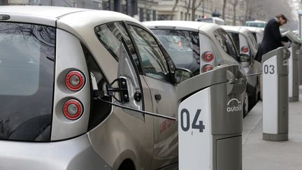 Une station d'Autolib' à Paris, le 27 mars 2013. (JACKY NAEGELEN / REUTERS / X00198)