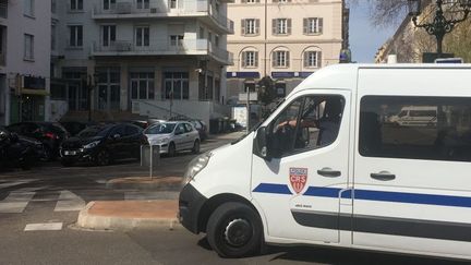 Une charge explosive a été découverte devant la direction départementale des finances publiques, à Bastia, lundi 1er avril.&nbsp; (ANNE-MARIE LECCIA / FRANCE 3 CORSE VIASTELLA)