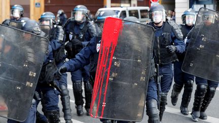 Des CRS encadrant la manifestation contre la loi Travail à Paris, le 28 avril 2016. (PHILIPPE WOJAZER / REUTERS)