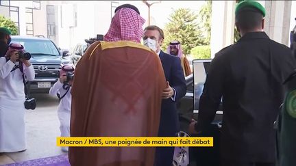 Emmanuel Macron serre la main à Mohammed ben Salmane (FRANCEINFO)