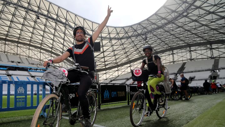 Le Vélotour traverse des lieux inattendus dans chaque ville : ici le stade Vélodrome de Marseille, en 2021. (NICOLAS VALLAURI / MAXPPP)