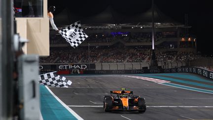 Le Britannique Lando Norris passe en vainqueur la ligne d'arrivée du Grand Prix d'Abou Dhabi (Emirats arabes unis), le 8 décembre 2024. (HAMAD I MOHAMMED / AFP)