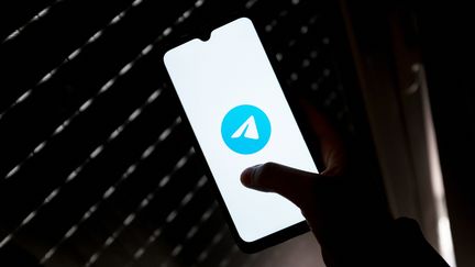 Le logo Telegram sur un téléphone, le 13 avril 2022, à Athènes en Grèce. (NIKOLAS KOKOVLIS / NURPHOTO / AFP)